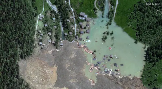 Uma imagem de satélite mostra uma visão mais próxima de casas destruídas e do Rio Ionza bloqueado, em 29 de maio de 2025, depois que uma geleira nos Alpes Suíços desmoronou parcialmente e caiu sobre a vila, em Blatten, Suíça