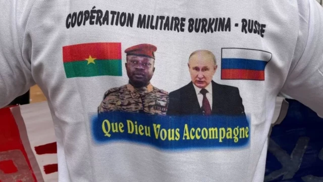 Photo d'un T-shirt avec les drapeaux russe et burkinabé et l'effigie d'un militaire burkinabé et de Vladimir Poutine