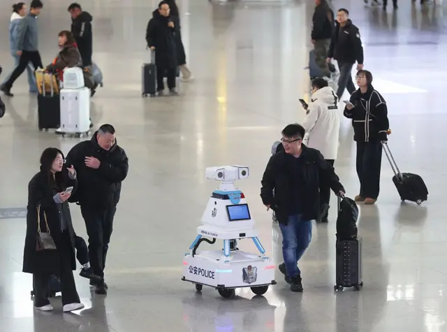 一架机器人在巡逻,周围是好奇的人群