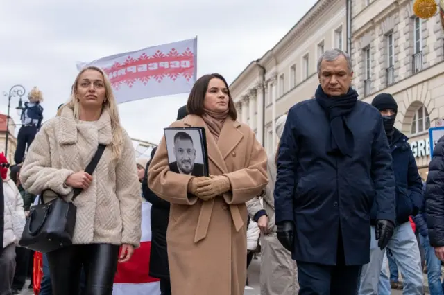 Анжелика Мельникова (на фото крайняя слева) вместе со Светланой Тихановской и Павлом Латушко во время демонстрации в Варшаве
