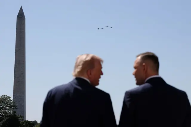 Podczas ceremonii powitania w Białym Domu nadlatują samoloty wojskowe, a prezydent USA Donald Trump wita prezydenta Polski Karola Nawrockiego.