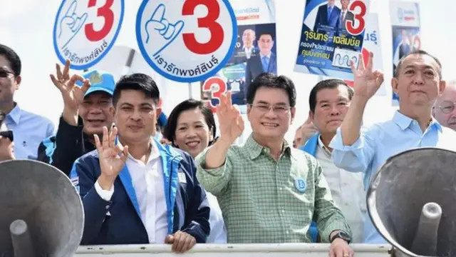 นายจุรินทร์ (ที่สองจากขวา) ลงพื้นที่ช่วยนายพงศ์สินธุ์ เสนพงศ์ หาเสียง