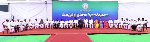 క్యాబినెట్ మంత్రులతో జగన్, నరసింహన్