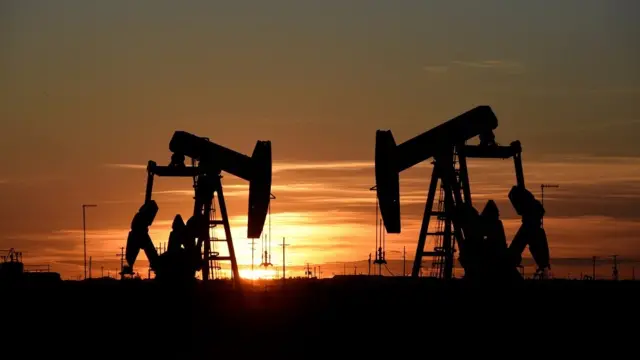 عمل رافعات المضخات عند غروب الشمس في أحد حقول النفط في تكساس، أغسطس/آب 2018
