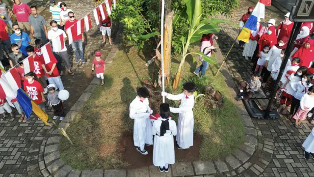 Upacara pengibaran bendera Merah-Putih untuk memperingati HUT RI ke-77 diadakan secara swadaya oleh warga Kompleks Tamansari Puri Bali, Banjar Jimbaran, Depok, Jawa Barat,