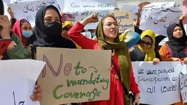 Демонстрация женщин в Мазар-и-Шарифе