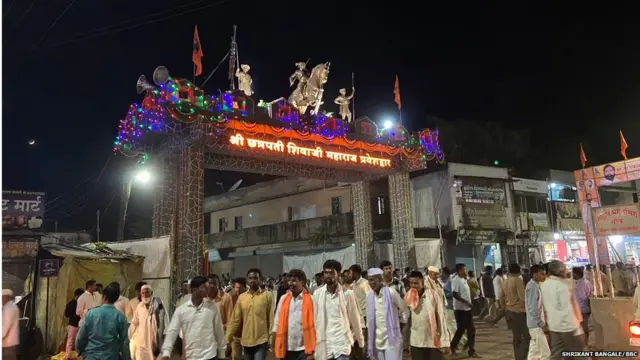 सभा संपल्यानंतर बाहेर पडताना नागरिक.