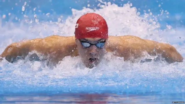 James Guy nadando borboleta na piscina