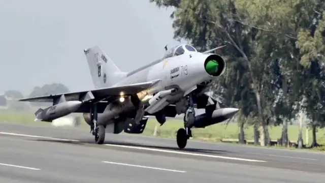 ایف-7 پی طیارہ موٹر وے پر لینڈنگ کرتے ہوئے (فائل فوٹو)