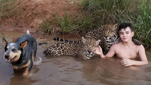 Tiago com duas onças no rio