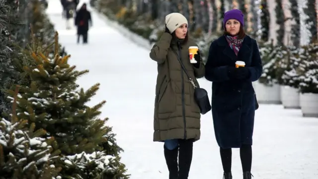 মস্কোতে দুই নারী প্রবল শীতে কফি উপভোগ করছেন, ২৩-০১-২০২০।