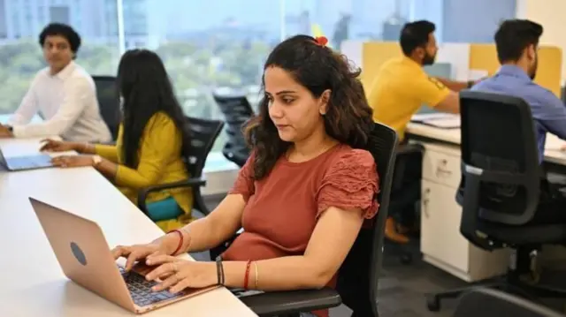 దరఖాస్తు చేస్తున్న విద్యార్థి