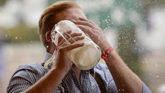 رجل يشرب البيرة