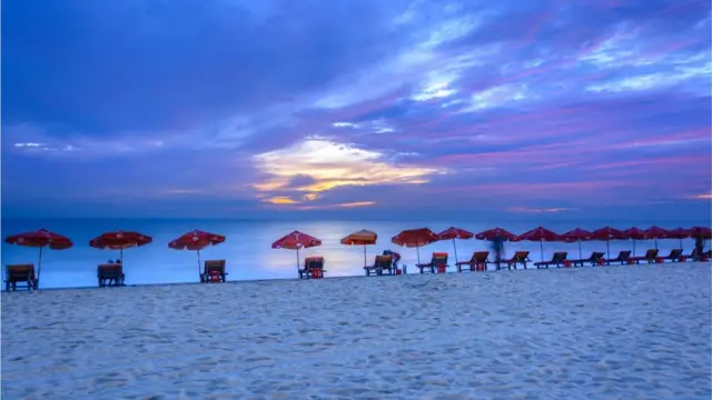 সৈকতে খালি চেয়ার