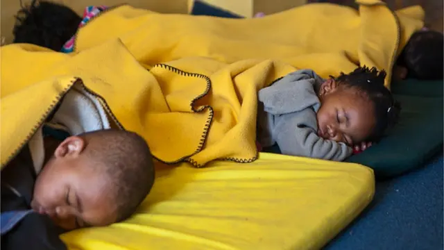 Ụmụaka na-arahụ ụra