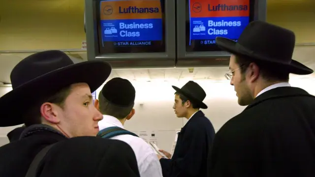 Un grupo de hombres en un mostrador de un aeropuerto