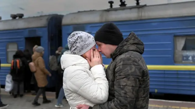 Odessa tren istasyonundaki çift, sarılarak birbirlerine veda ediyor.
