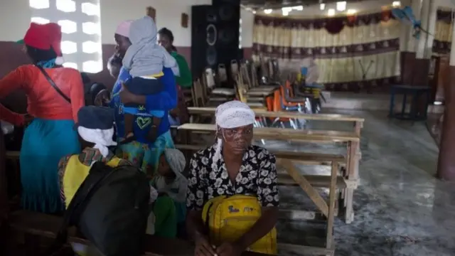 Raia wa Haiti wakiwa kanisani baada ya kuokolewa kutoka kwenye eneo lililo karibu na mto Grise kabla ya kuwasili kwa Kimbunga Mathew, Tabarre, Haiti,