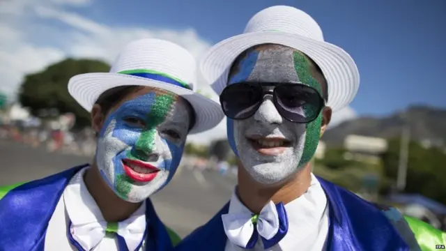 केपटाउन कार्निवल परेड में रंगों से पुते चेहरे