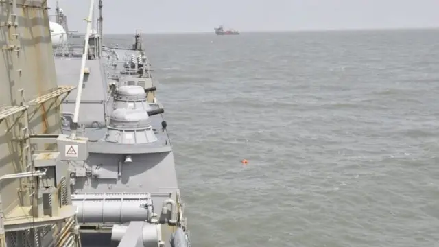 બાર્જ પી-305 પર નૌસેનાનું બચાવ અભિયાન