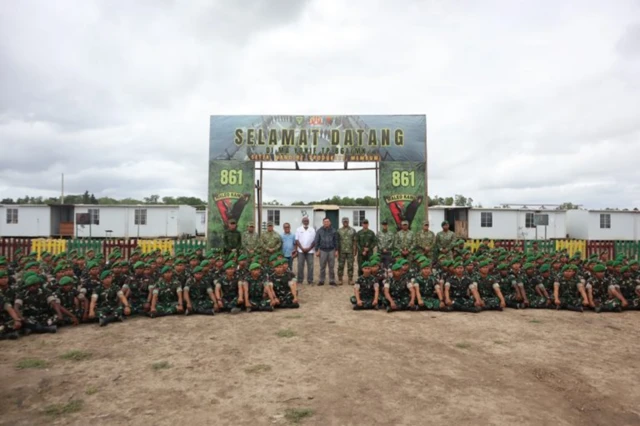 Menteri Pertahanan Sjafrie Sjamsoeddin berada di Kampung Wanam saat berkunjung ke Batalyon Infantri Teritorial Pembangunan 861/Maleo Kamur, Sabtu (23/05).