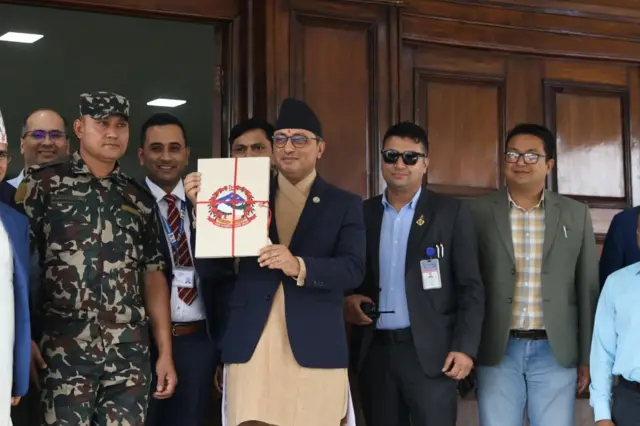 मन्त्रिपरिषद्को बैठकपूर्व बजेटको फाइल प्रस्तुत गर्दै अर्थमन्त्री स्वर्णिम वाग्ले