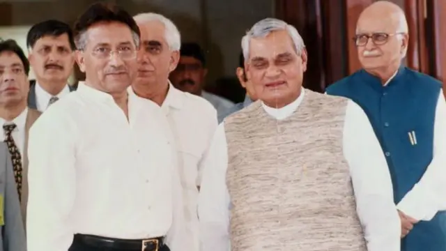 अटल बिहारी वाजपेयी और परवेज़ मुशर्रफ़ के साथ लाल कृष्ण आडवाणी
