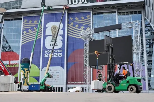 FIFA hutoa sehemu kubwa ya faida yake kwa kuandaa Kombe la Dunia, ingawa haijengi viwanja au miundombinu.