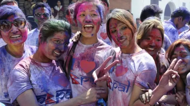 "පවුලේ අය සහ මිතුරන් සමග හෝලි උත්සවය සැමරීම සතුටක්"