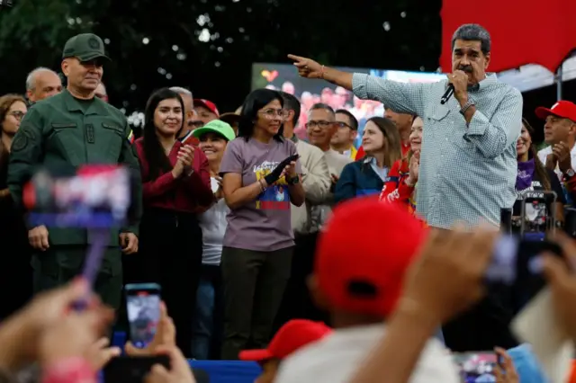 Maduro discursando, observando por apoiadores