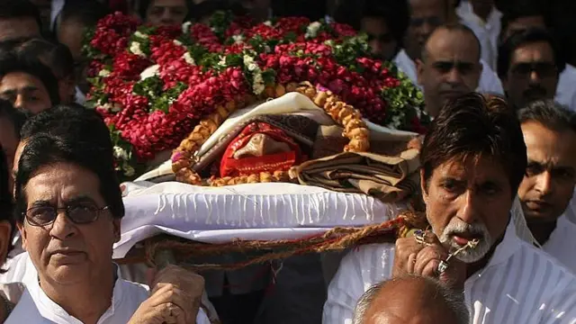 মা তেজী বচ্চনের মরদেহ নিয়ে শ্মশানের পথে অমিতাভ বচ্চন (ডানে), সঙ্গে ছোটভাই অজিতাভ (বাঁয়ে)