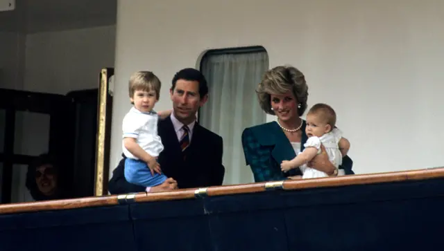 O casal com os filhos príncipe William e príncipe Harry no deque da embarcação Royal Yacht Britannia em 5 de maio de 1985 em Veneza, na Itália