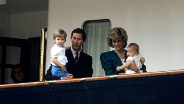 O casal com os filhos príncipe William e príncipe Harry no deque da embarcação Royal Yacht Britannia7games aplicativo casino57games aplicativo casinomaio7games aplicativo casino19857games aplicativo casinoVeneza, na Itália