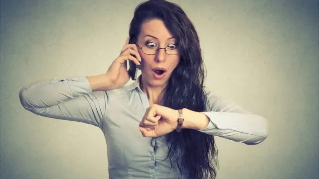 Ejecutiva mirando el reloj