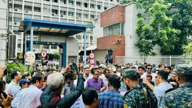 সচিবালয়ে কর্মচারীরে বিক্ষোভ 