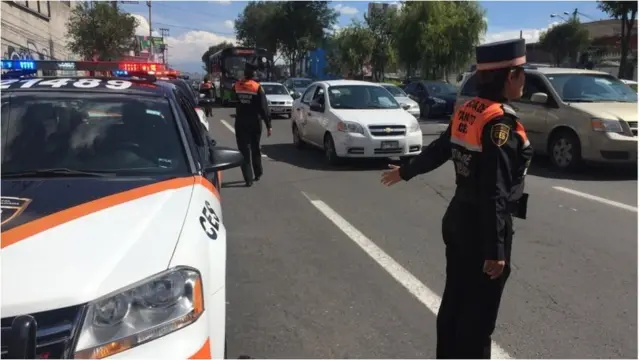 برخی از منتقدان می گویند فساد در میان زنان ممکن است کمتر باشد چون سابقه کار آنها کمتر است