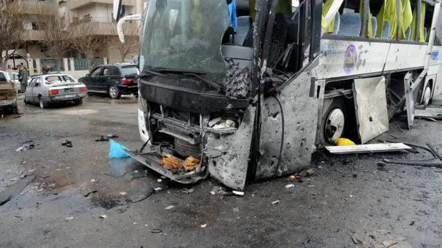 وقع التفجيران قرب مقبرة باب الصغير جنوبي العاصمة السورية دمشق, بينما كانت حافلات تقل الزوار إلى أضرحة شيعية في المنطقة