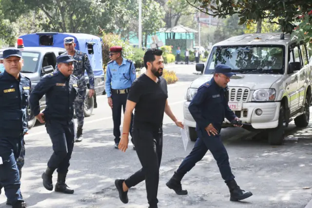 रवि लामिछाने र प्रहरी अधिकारीहरू