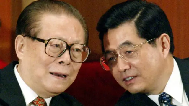 2003년 중국 베이징에서 열린 전국인민대표대회에서 장쩌민 전 중국 국가주석이 후임인 후진타오 당시 신임 국가주석과 속삭이며 대화하고 있다