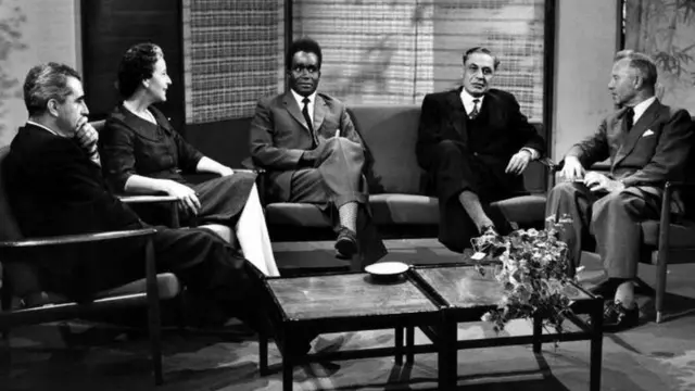 BBC Brains Trust. De gauche à droite : Paul-Marc Henry, Lady Kackson, Kenneth Kaunda, B.K. Nehru et Norman Fisher (président)