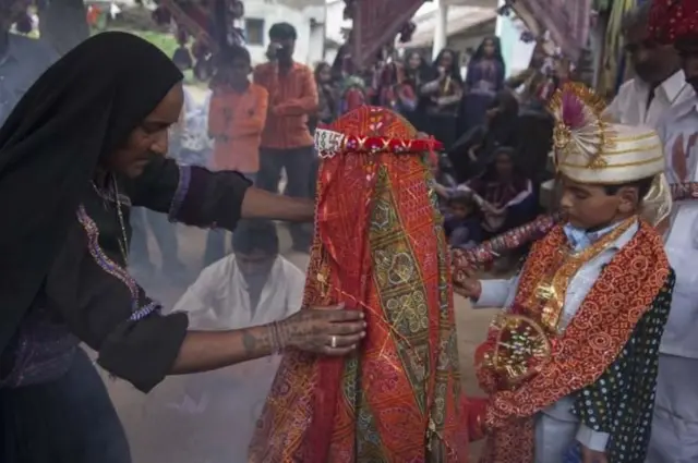 திருமண வைபவத்தில் முதல் முறையாக மணமகனை மணமகள் பார்க்கிறார்