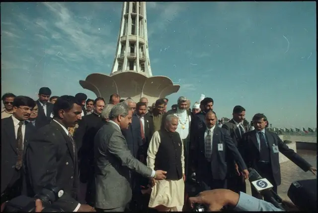 वाजपेयी मीनार-ए-पाकिस्तान स्मारक भी गए थे.