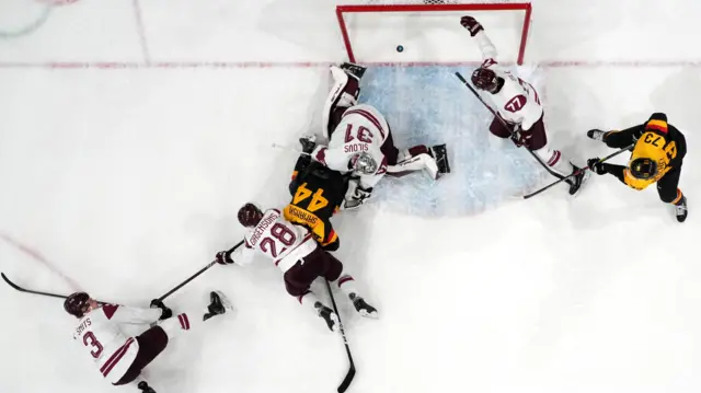 Хоккеисты сборной Германии забивают шайбу