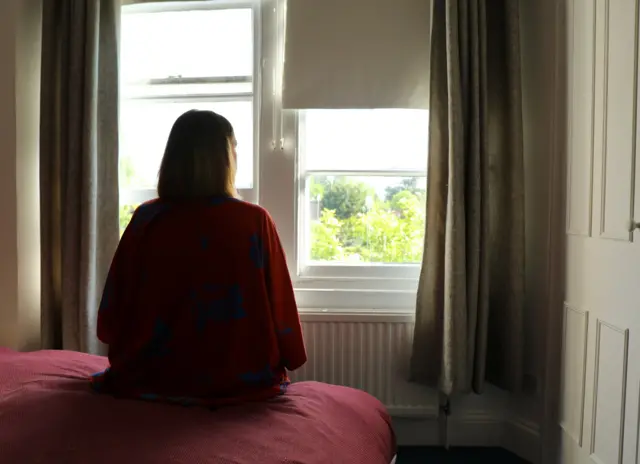 زنی در خانه