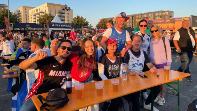 Navijači Srbijeu fan zoni pored Šaomi arene u Rigi uoči četvrtinalnih mečeva Evrobasketa 