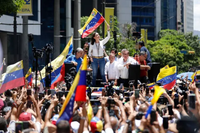 María Corina Machado rodeada de gente en una manifestación en Caracas. 