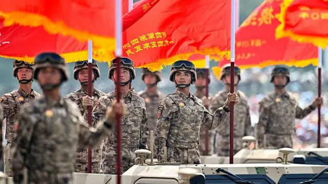 জাপানের বিরুদ্ধে বিজয়ের ৮০তম বার্ষিকী উপলক্ষে পতাকা হাতে সামরিক কুচকাওয়াজে অংশ নিয়েছেন চীনা সেনাবাহিনীর সদস্যরা 