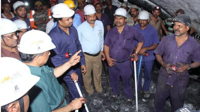 సింగరేణి కార్మికులు