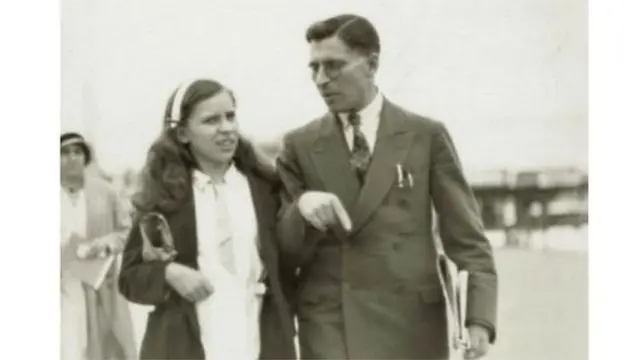 পিতা ফ্রেড হিলের সঙ্গে হ্যাজেল হিল