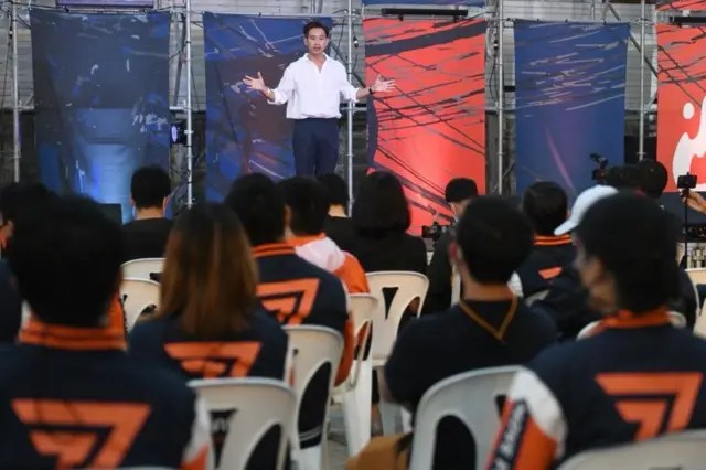 พิธา ลิ้มเจริญรัตน์ หัวหน้าพรรคก้าวไกล บนเวที